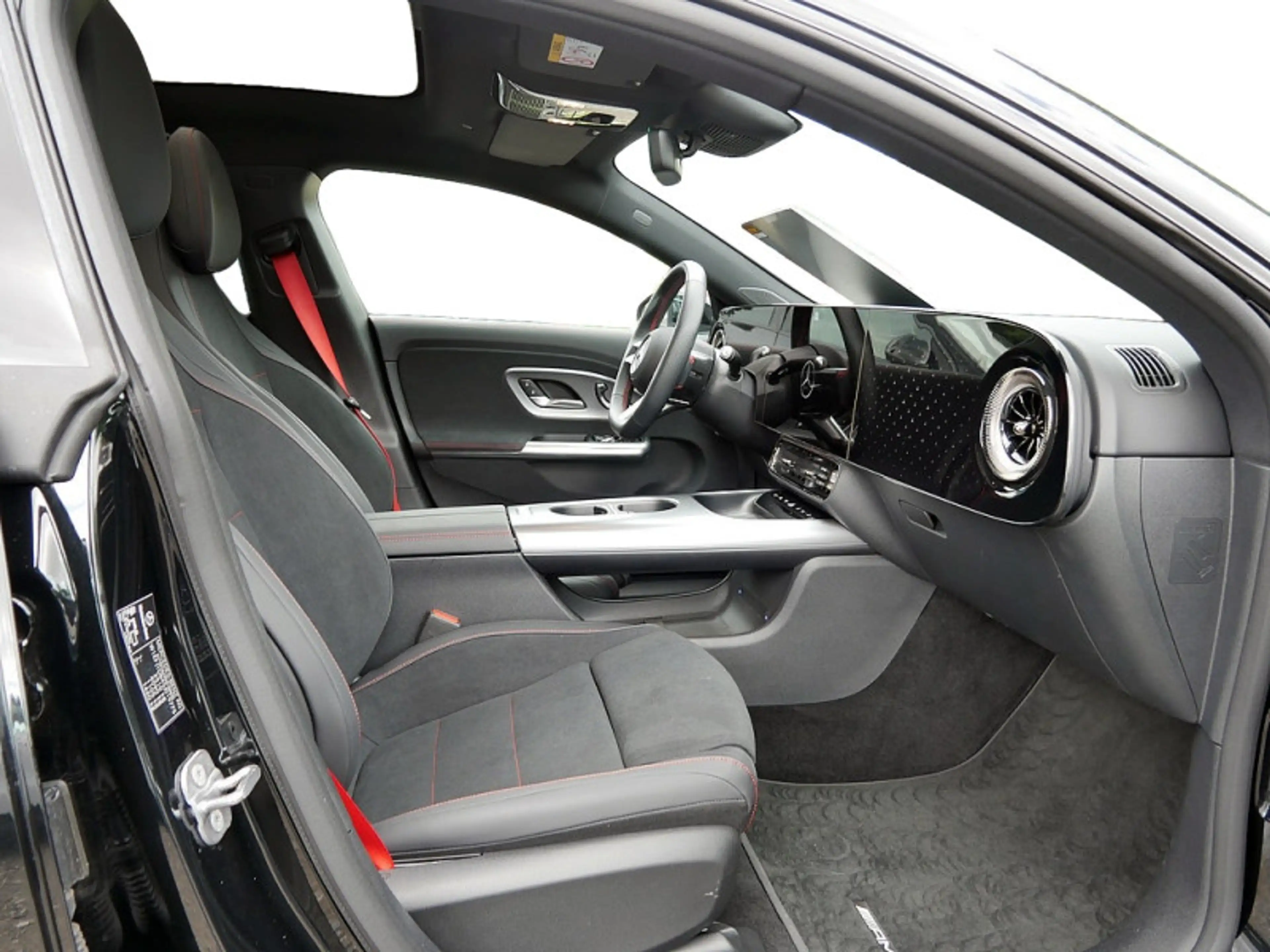 Mercedes-Benz CLA 250 + EQ , AMG NIGHT PREMIUM MEMO DISTR PANO — photo 7