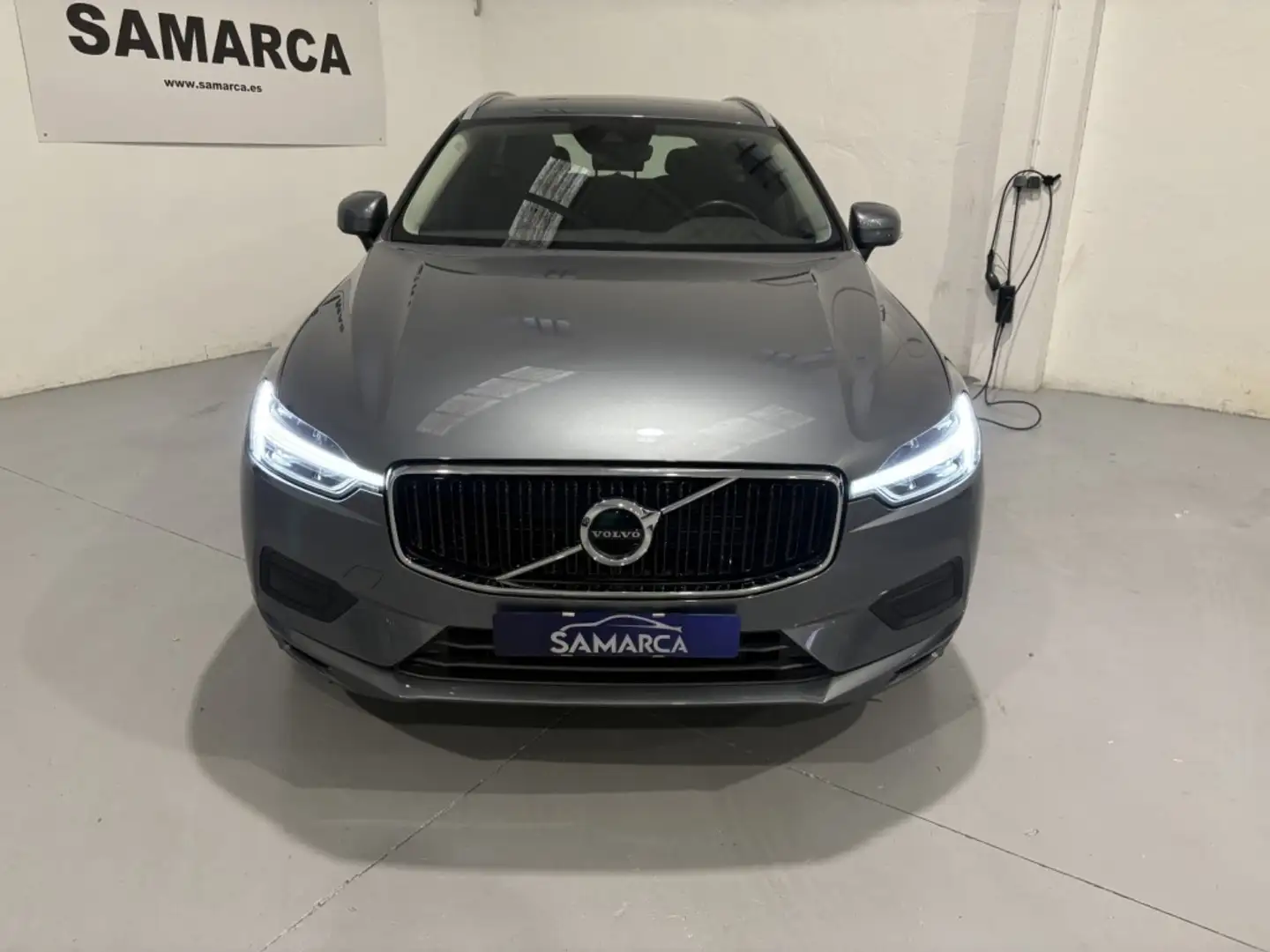 Volvo XC60 B4 Momentum Pro FWD Aut. Gris - 2