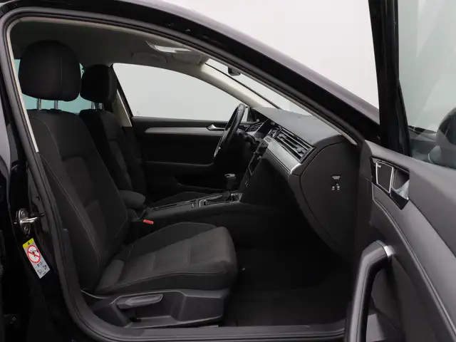 Volkswagen Passat view 23