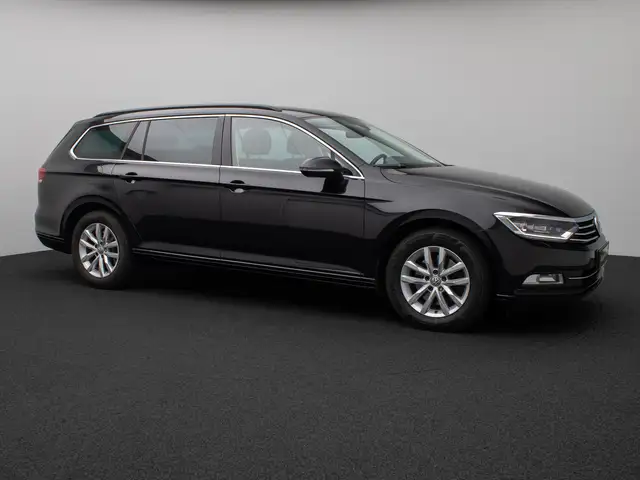 Volkswagen Passat view 4