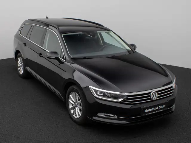 Volkswagen Passat view 3