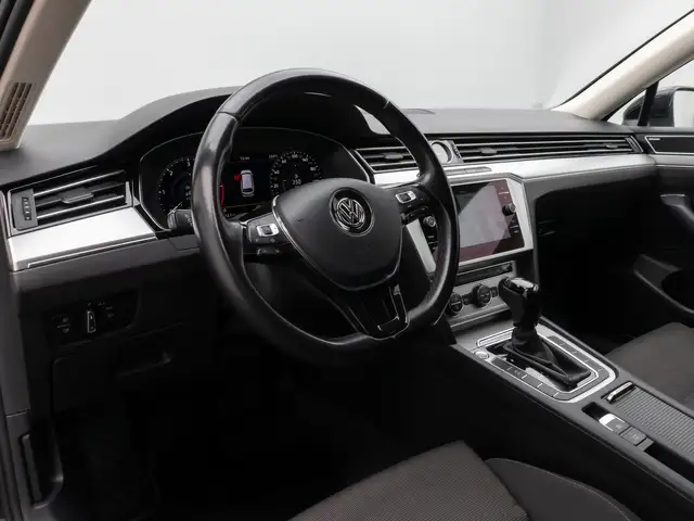 Volkswagen Passat view 19