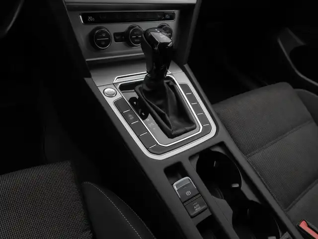 Volkswagen Passat view 21