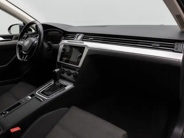 Volkswagen Passat view 22