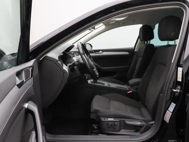 Volkswagen Passat view 18