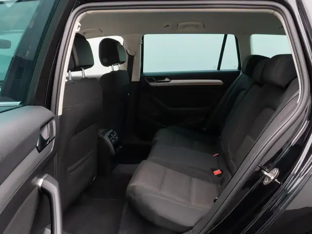 Volkswagen Passat view 24