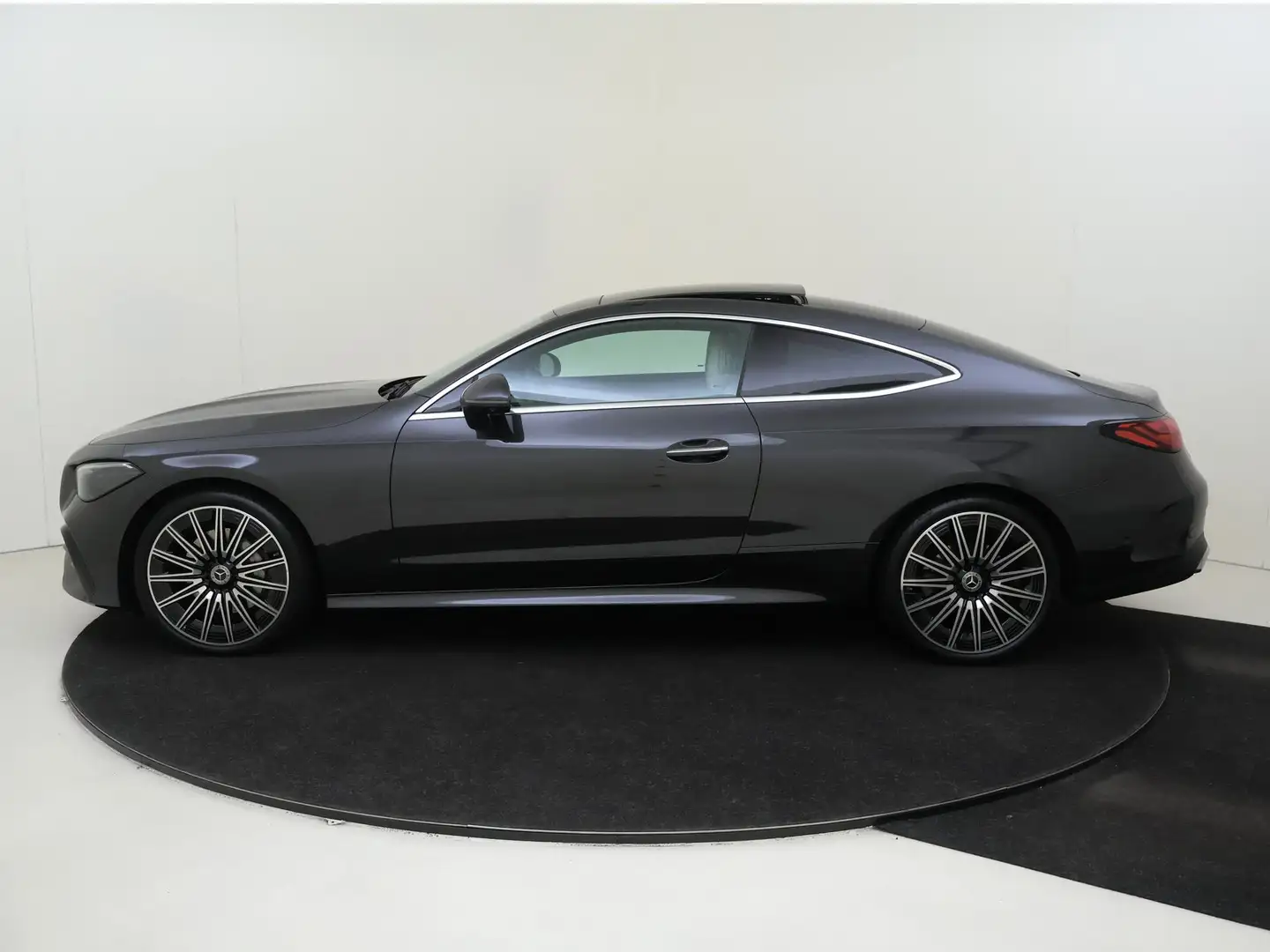 Mercedes-Benz CLE 200 Coupé AMG Line Grijs - 2