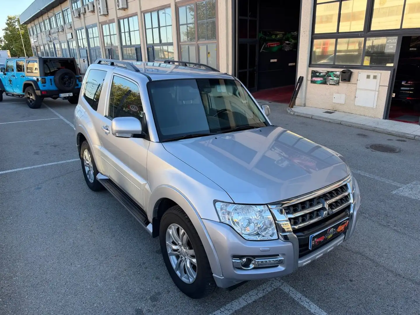 Mitsubishi Montero 3.2 DI-D Kaiteki Auto Gris - 2