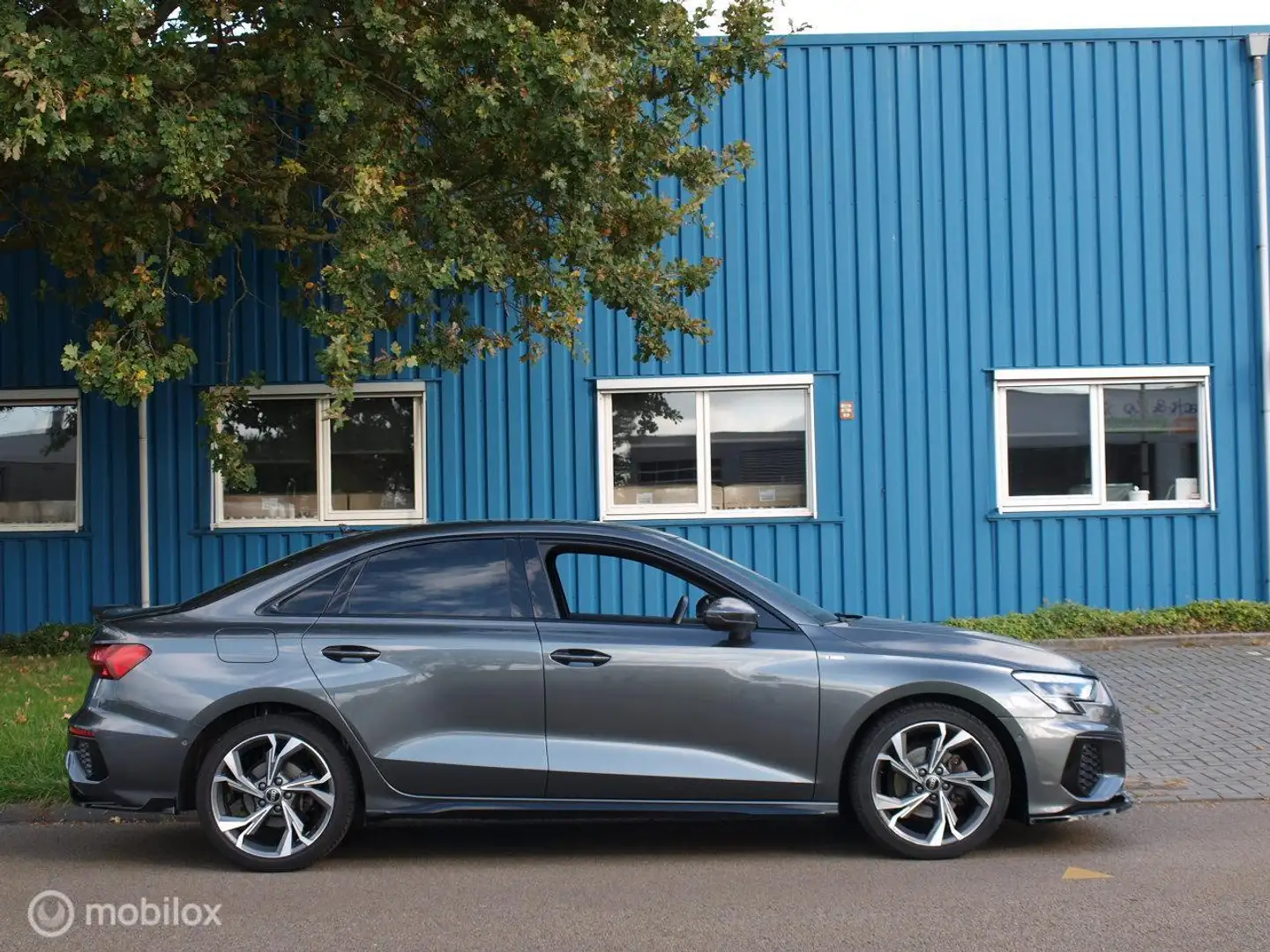 Audi A3 Limousine 35 TFSI S edition "Sporty Looks!" Grau - 2