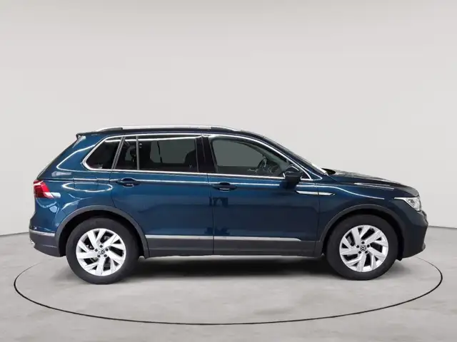 Volkswagen Tiguan view 3