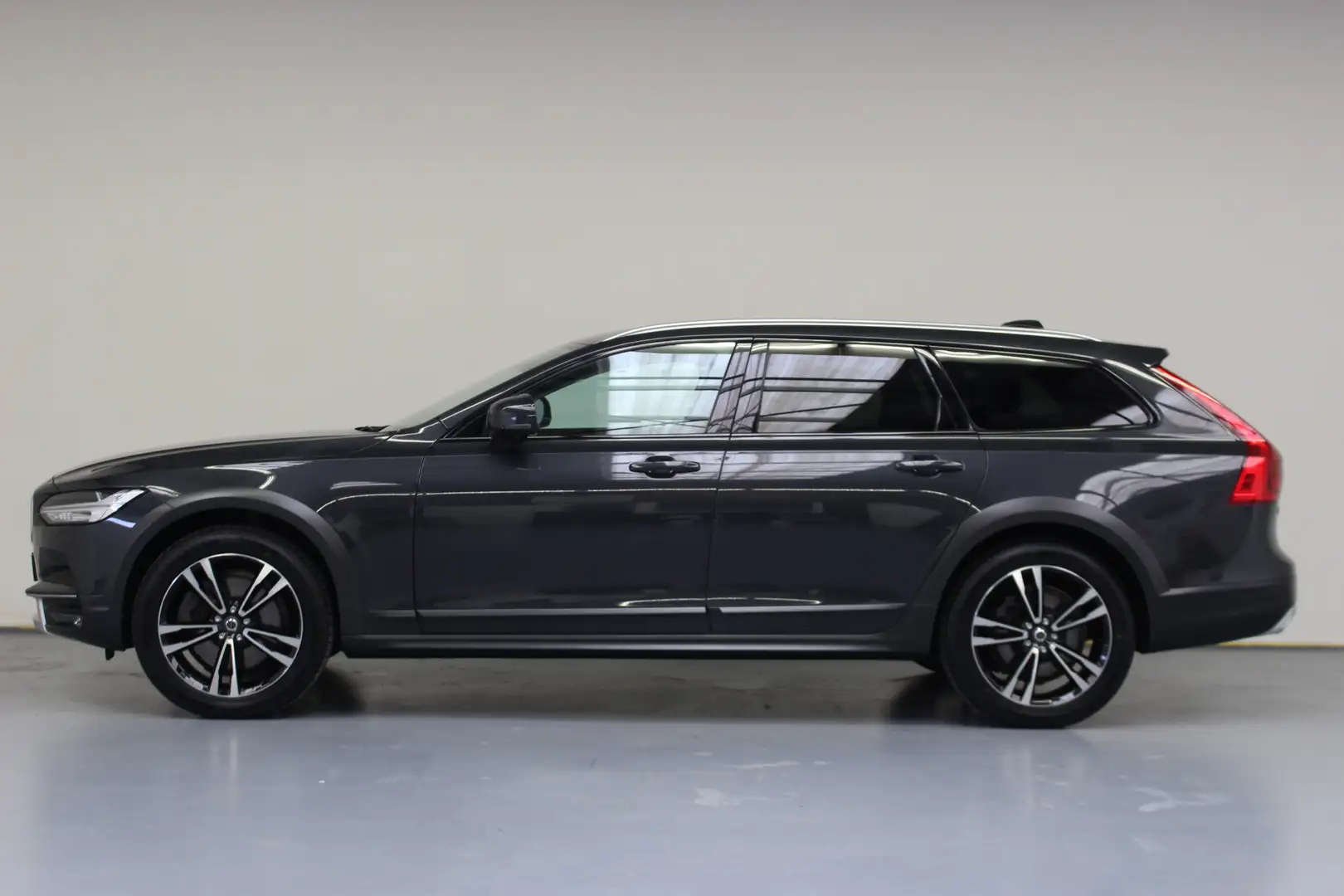 Volvo V90 Cross Country T5 AWD Plus | Rijklaarprijs | Leer | Trekhaak | Grigio - 2