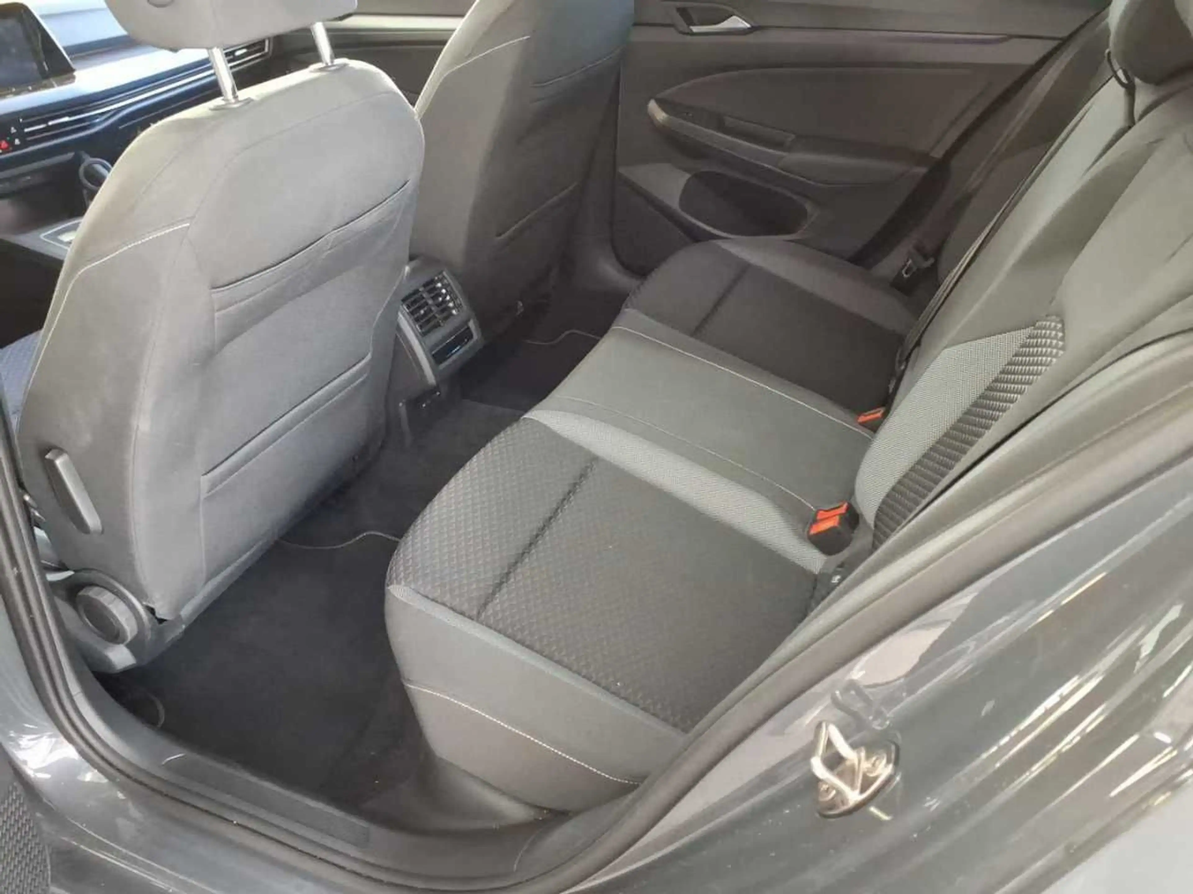 Volkswagen Golf Variant 1.5eTSI DSG Active AHK ACC Cam AppC — photo 6