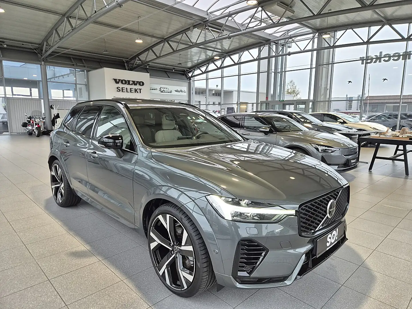 Volvo XC60 T6 AWD PHEV 18,8kWh Ultra Dark Aut. Grau - 1