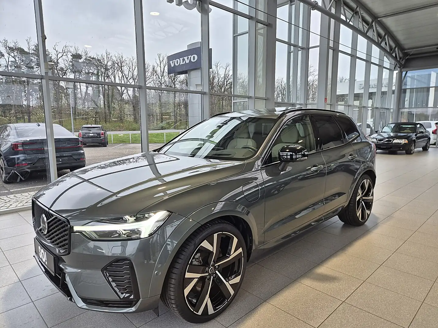 Volvo XC60 T6 AWD PHEV 18,8kWh Ultra Dark Aut. Grau - 2