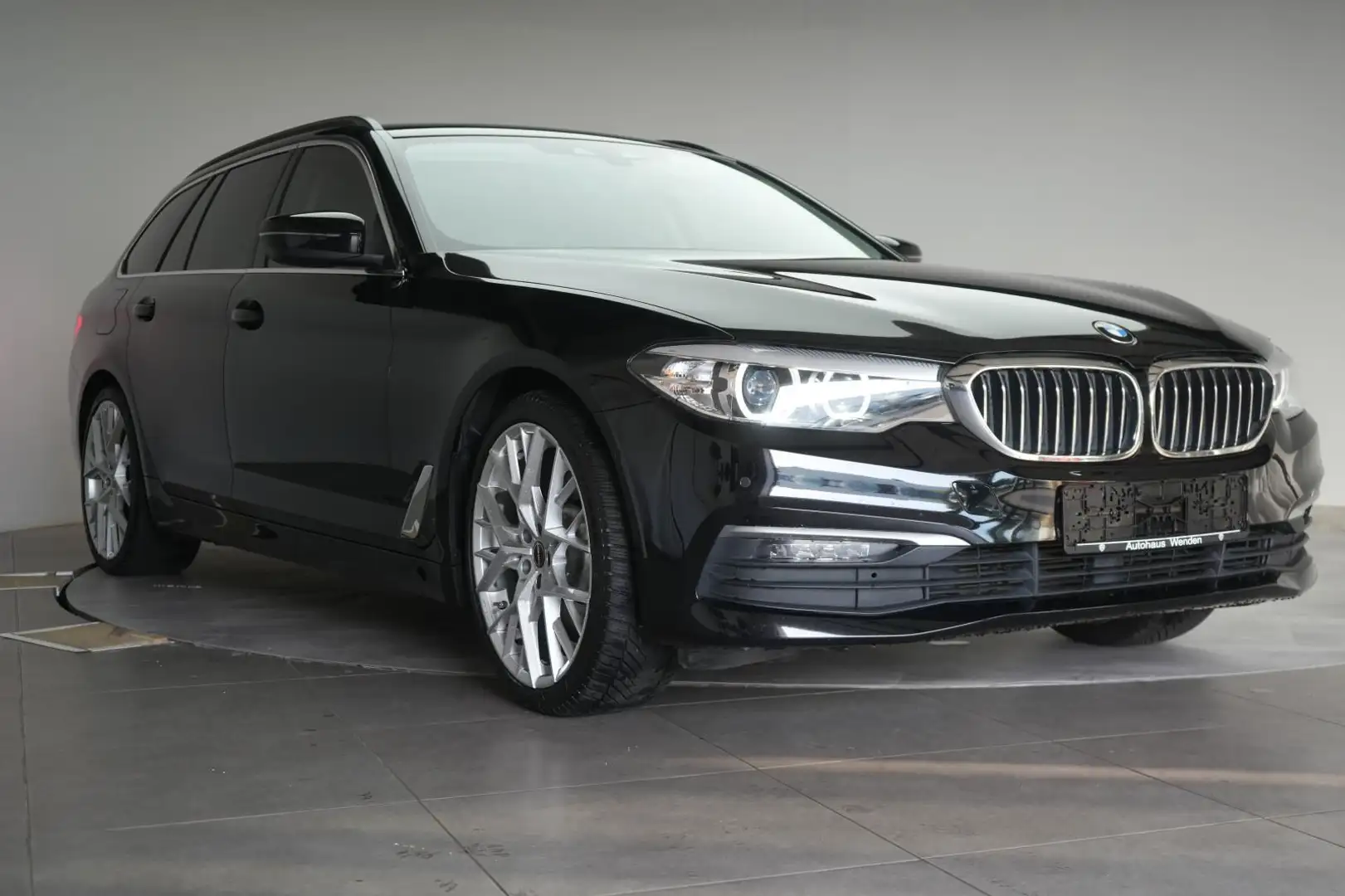 BMW 530 d Touring Navi/Temp/Kamera/LED/AHK Schwarz - 1