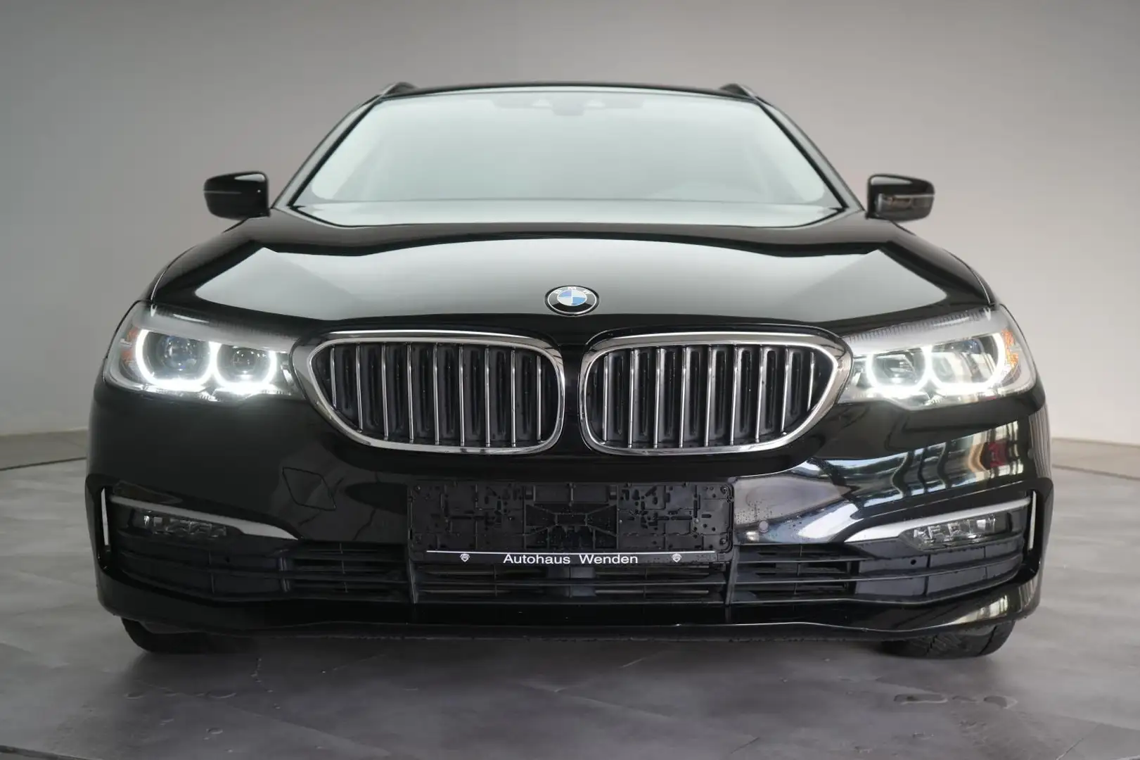 BMW 530 d Touring Navi/Temp/Kamera/LED/AHK Schwarz - 2