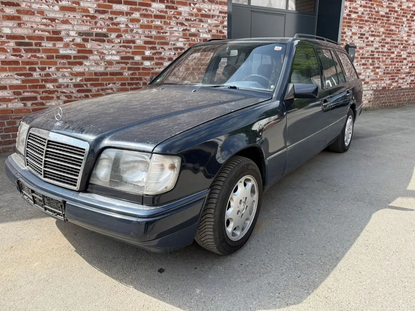 Mercedes-Benz 220 W124 E220 TE Blau - 1