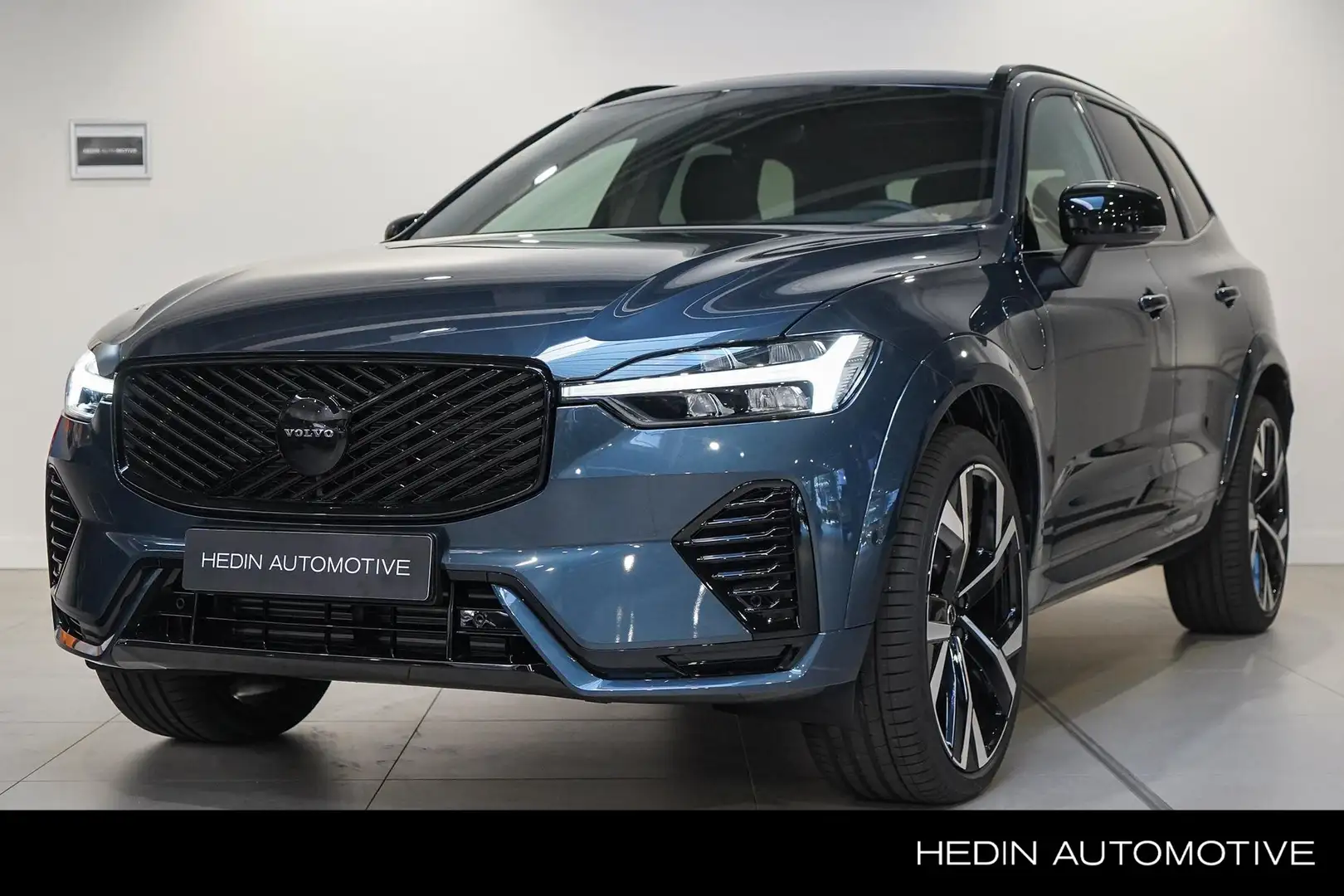 Volvo XC60 T6 Plug-in hybrid AWD Plus Black Edition 350pk | P Blauw - 1