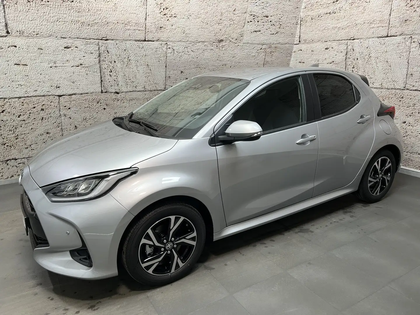 Toyota Yaris 1,5 Hybrid Active Drive "Safety P. gratis" Silber - 2