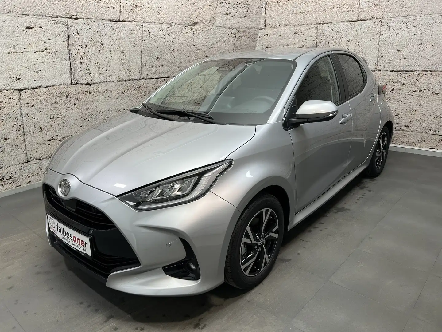 Toyota Yaris 1,5 Hybrid Active Drive "Safety P. gratis" Silber - 1