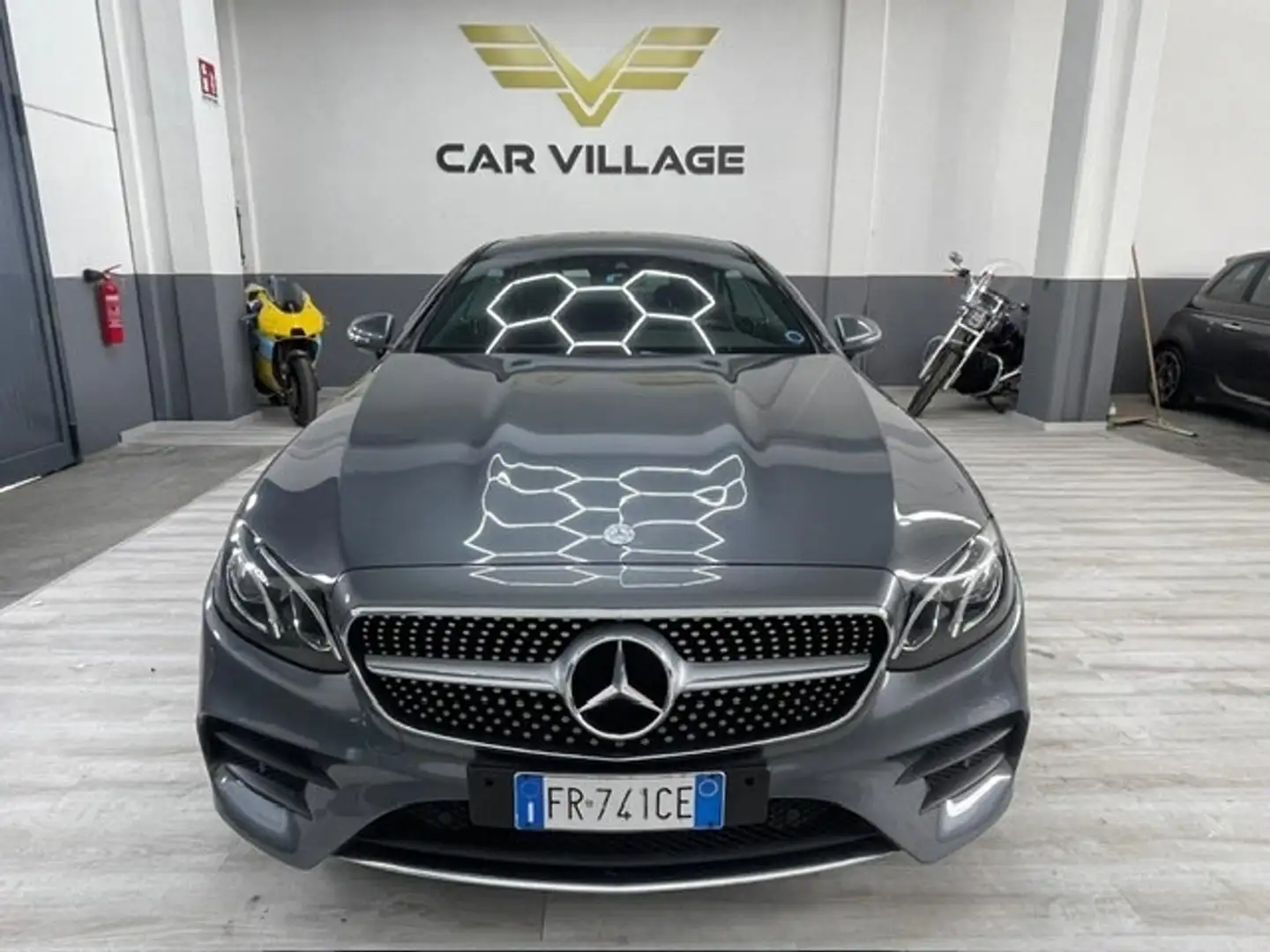 Mercedes-Benz E 220 E 220 d Auto Premium Plus Grijs - 1