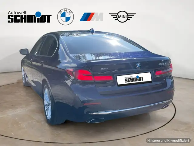 BMW 5 Series view 4