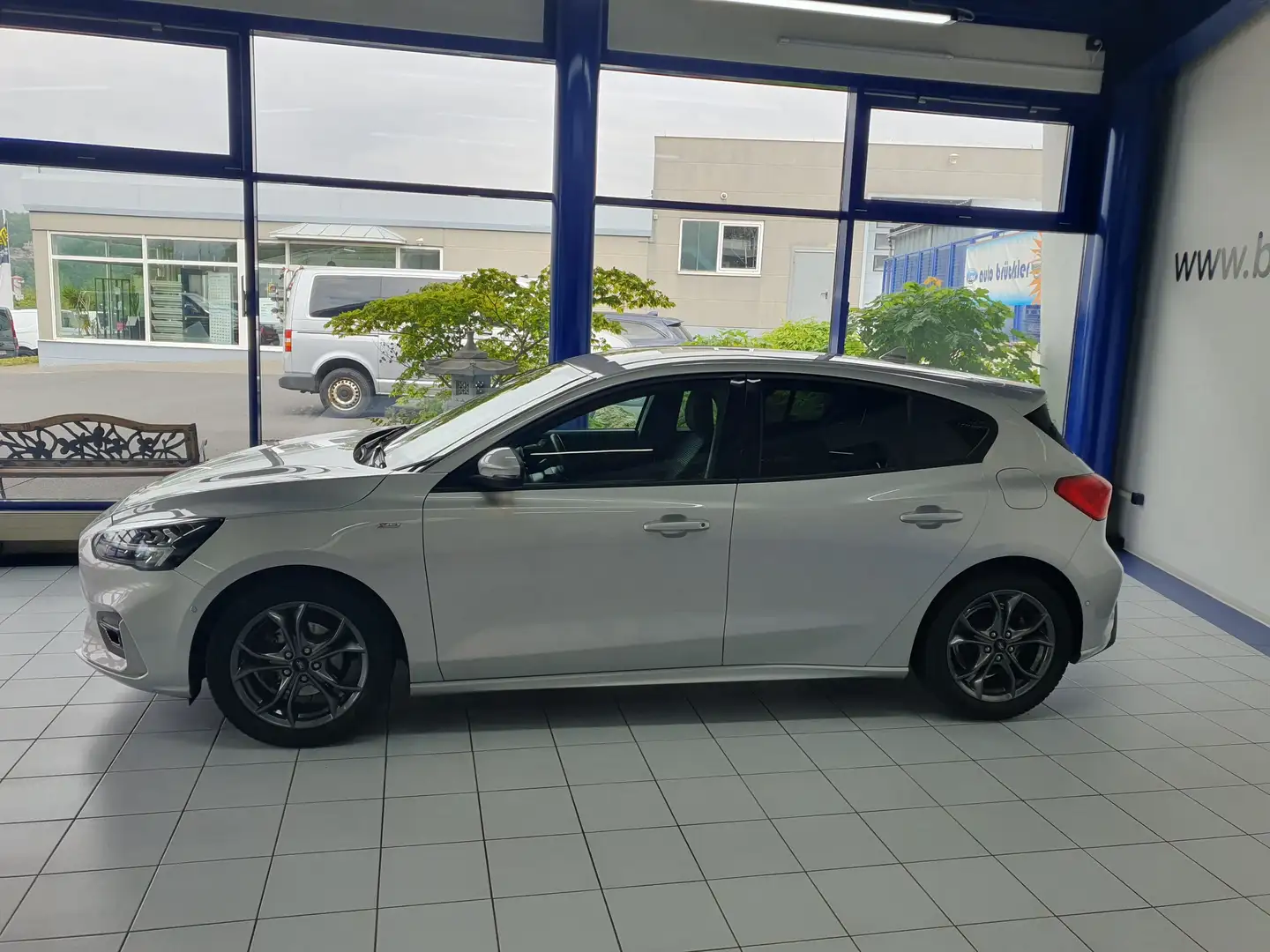 Ford Focus 1.0 EcoBoost ST-LINE - LED - DAB - Kamera - Plateado - 2