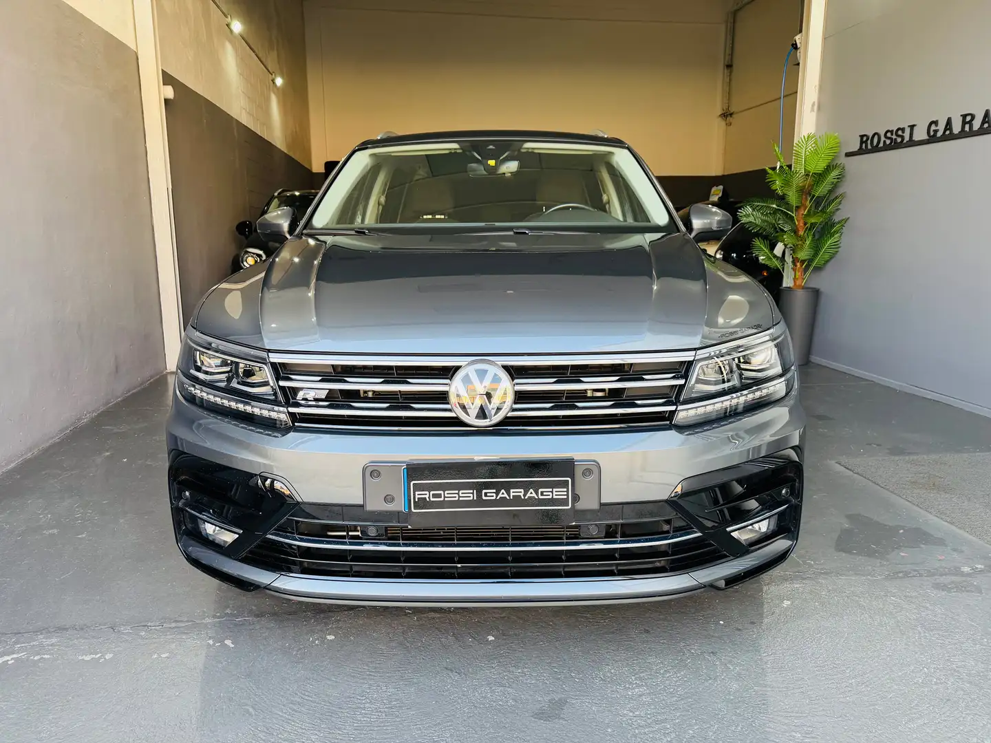 Volkswagen Tiguan TIGUAN 2.0 4MOT. R-Line adv Gris - 2
