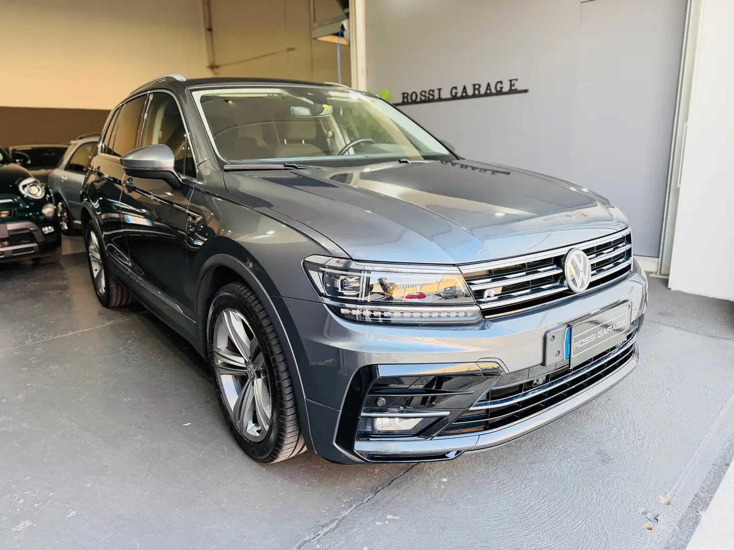 Volkswagen Tiguan TIGUAN 2.0 4MOT. R-Line adv Gris - 1