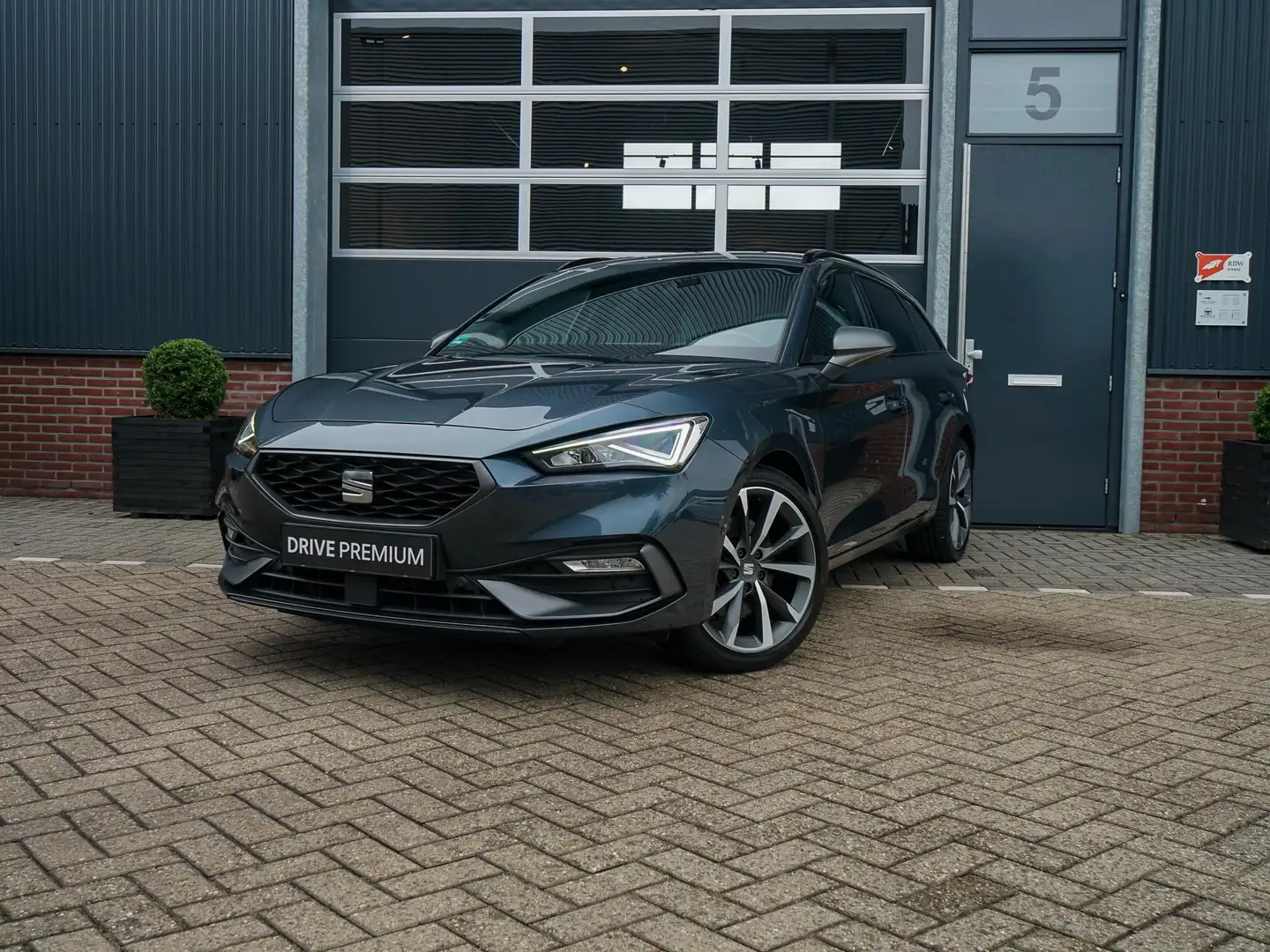 SEAT Leon Sportstourer 1.5 eTSI FR Launch Edition Grijs - 1