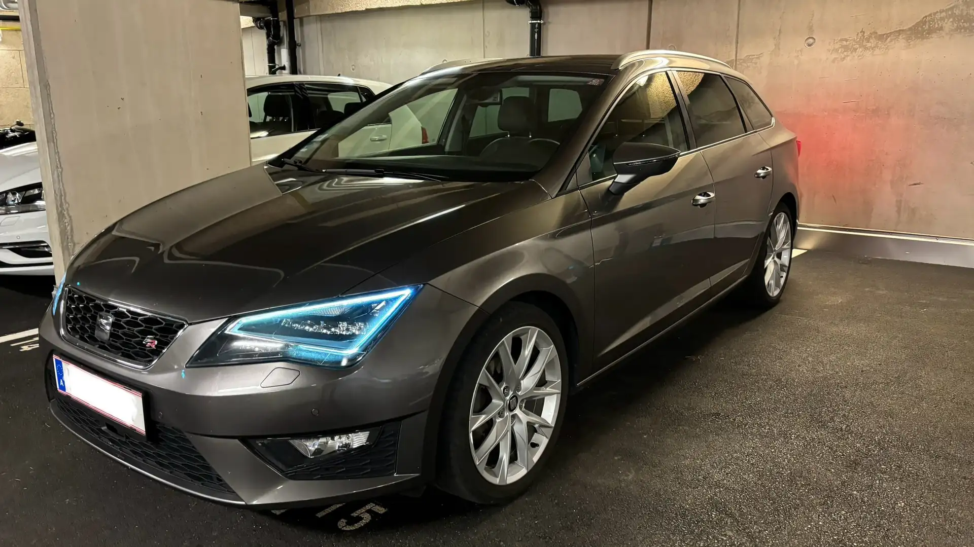SEAT Leon Leon ST FR 2,0 TDI CR Start-Stop FR CR Start-Stopp Grau - 2