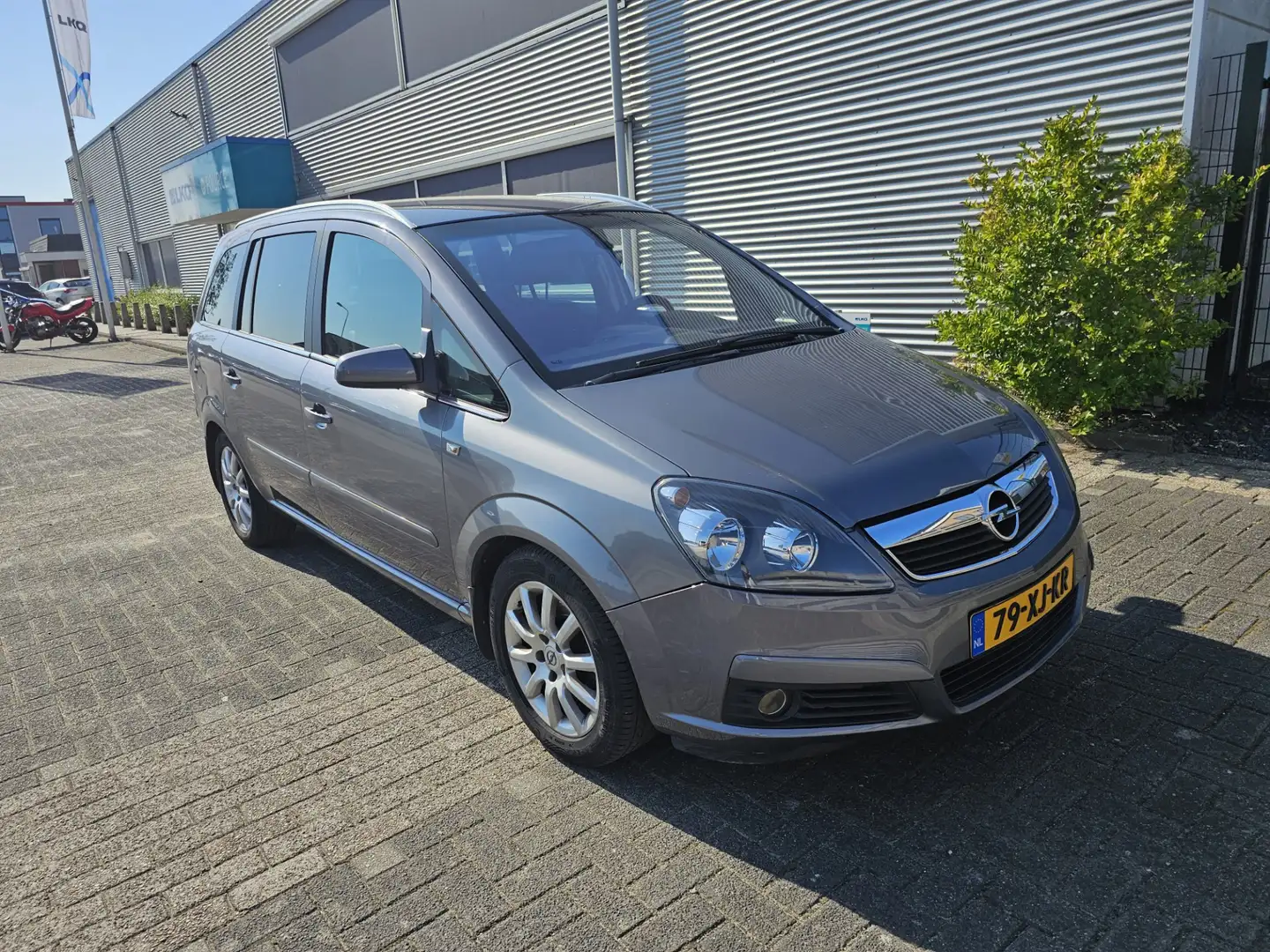 Opel Zafira 2.2 Executive 7-Pers. NAV.+ Airco Bj:2007 NAP! Grey - 2