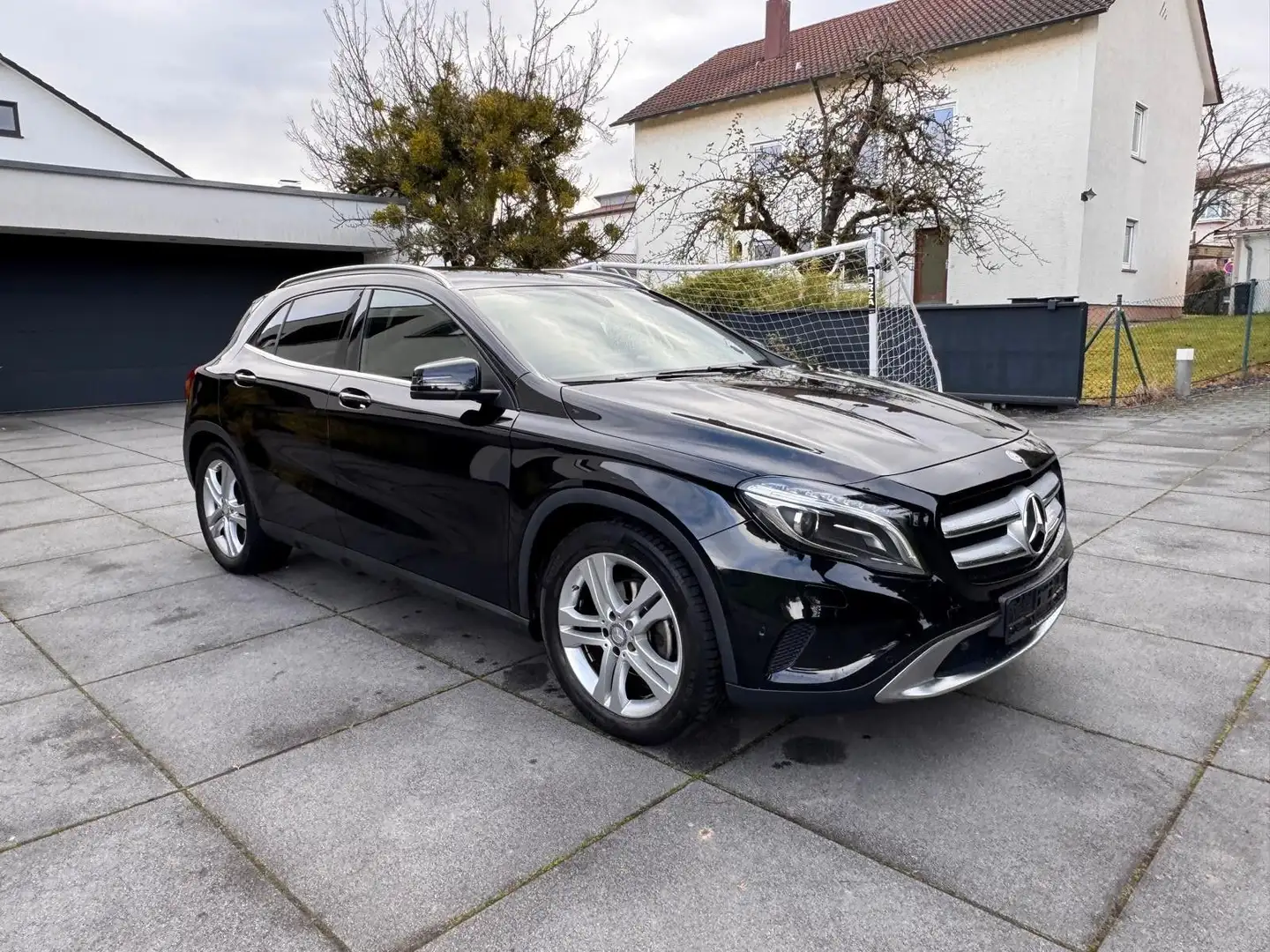 Mercedes-Benz GLA 200 **LED/AHK/CAM** Zwart - 2