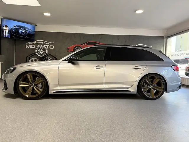 Audi RS4 view 4