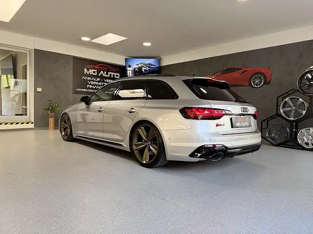 Audi RS4 view 6