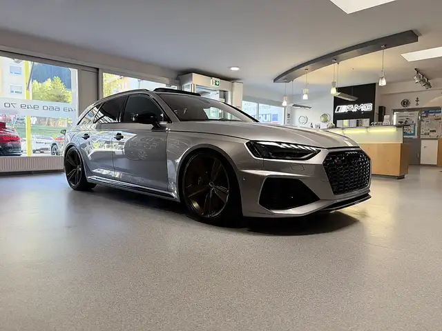 Audi RS4 view 10