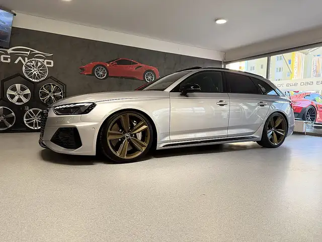 Audi RS4 view 3