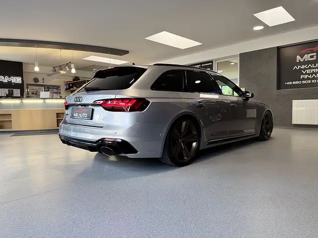 Audi RS4 view 9