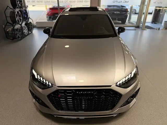 Audi RS4 view 11