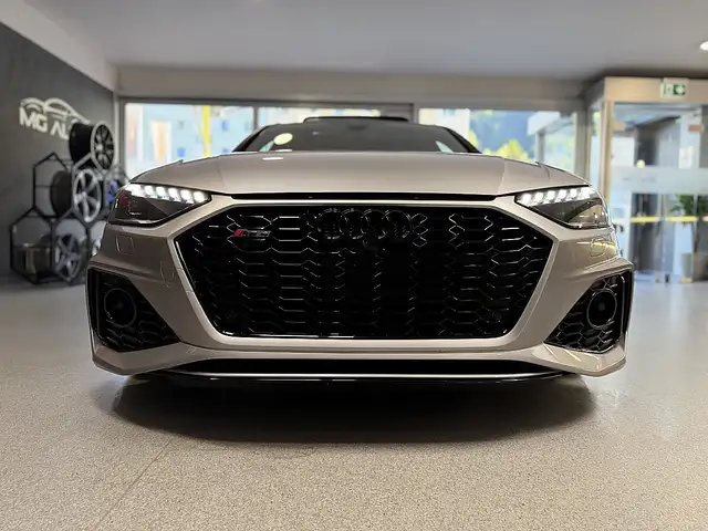 Audi RS4 view 12