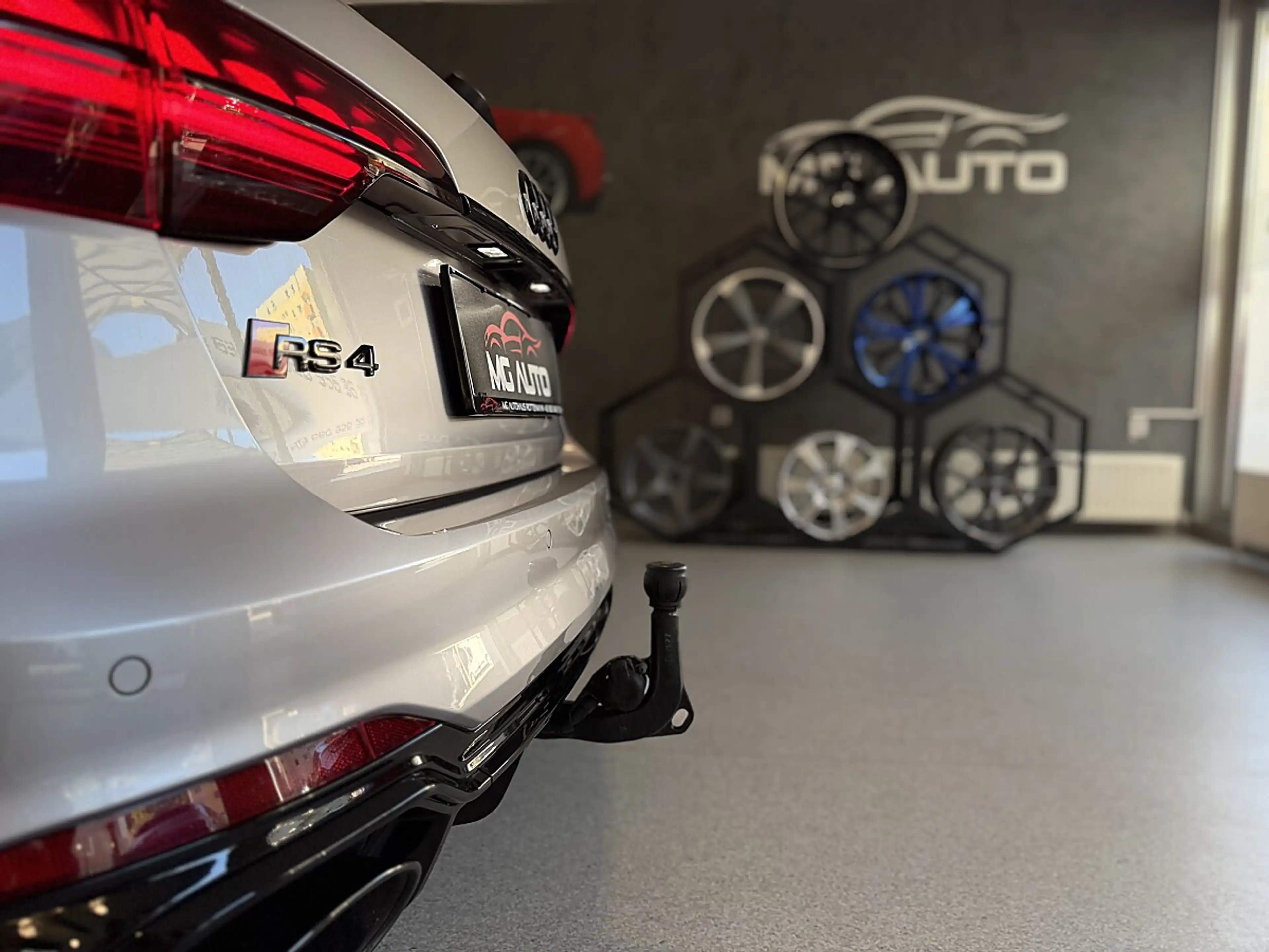 Audi RS4 Kombi *PANO*CARBON*AHK*HEAD-UP*B&O*360 KAMERA — photo 7