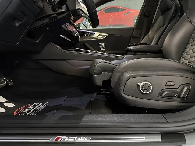 Audi RS4 view 14