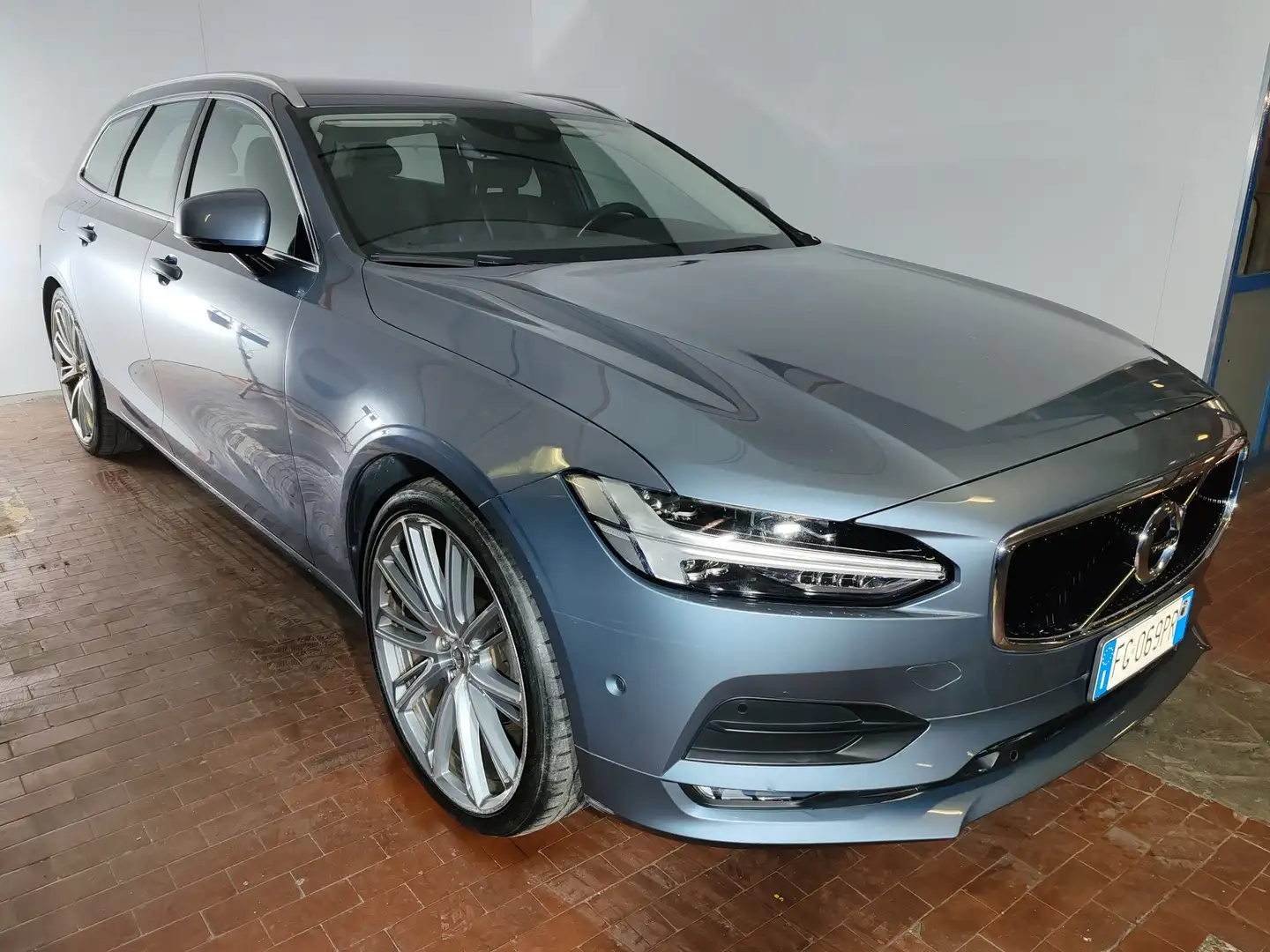 Volvo V90 2.0 D4 190cv Momentum Auto Bleu - 1