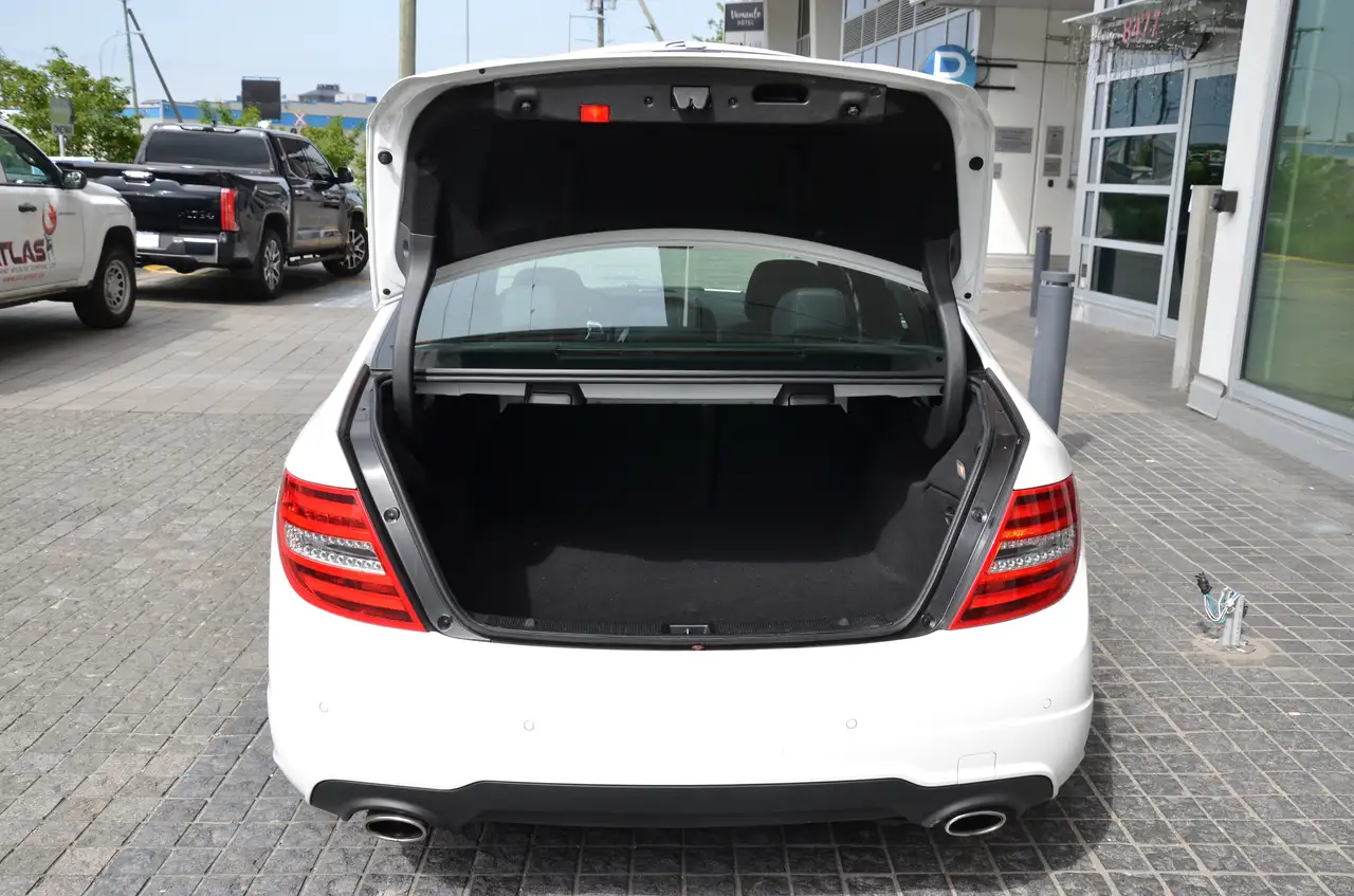 Mercedes-Benz C-Class снимка Mercedes-Benz C-Class