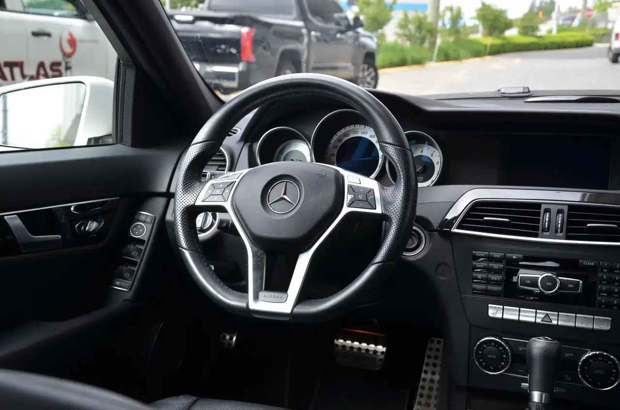 Mercedes-Benz C-Class снимка Mercedes-Benz C-Class