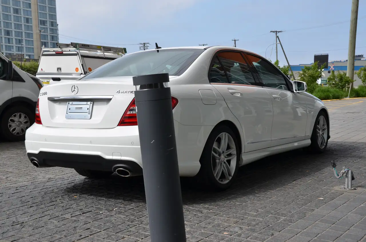 Mercedes-Benz C-Class снимка Mercedes-Benz C-Class