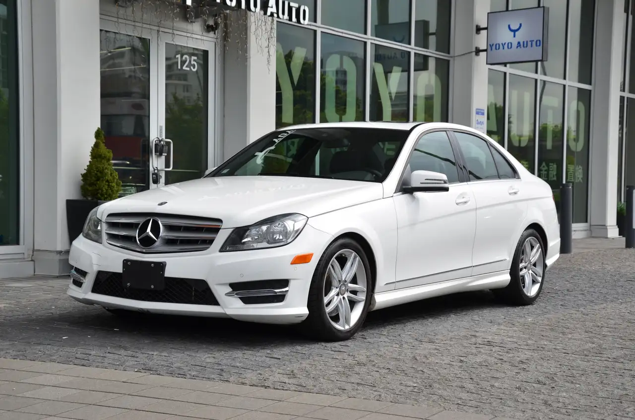 Mercedes-Benz C-Class снимка Mercedes-Benz C-Class