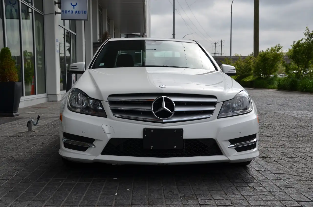 Mercedes-Benz C-Class снимка Mercedes-Benz C-Class