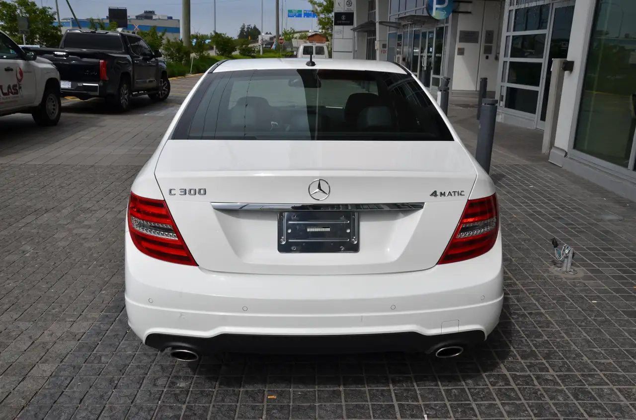 Mercedes-Benz C-Class снимка Mercedes-Benz C-Class