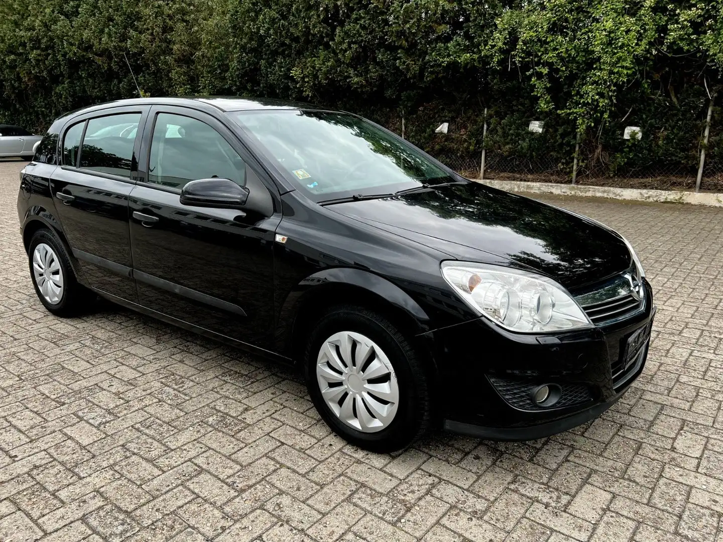 Opel Astra H Lim. Selection "110 Jahre" TÜV, 1.HAND" Noir - 2